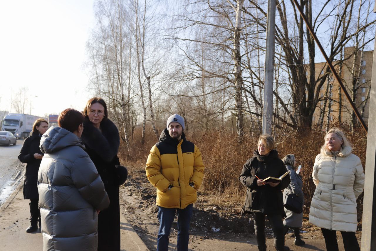 Заместитель главы г.о. Фрязино Юлия Шувалова в рамках обхода территории, провела встречу с жителями дома 10, по Окружному проезду.