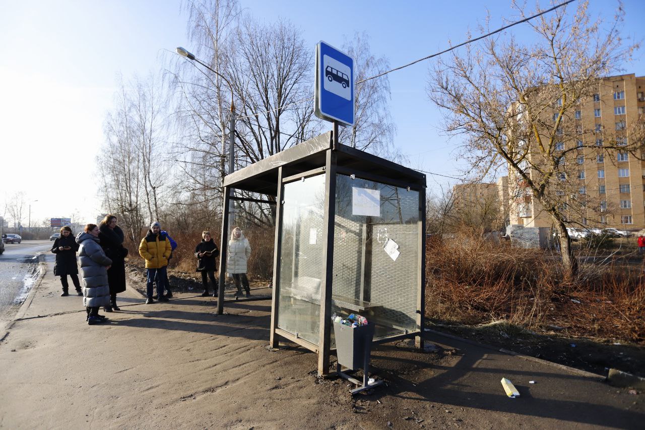 Заместитель главы г.о. Фрязино Юлия Шувалова в рамках обхода территории, провела встречу с жителями дома 10, по Окружному проезду.