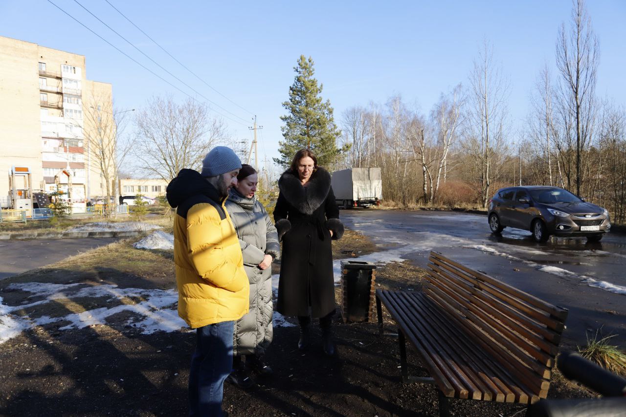 Заместитель главы г.о. Фрязино Юлия Шувалова в рамках обхода территории, провела встречу с жителями дома 10, по Окружному проезду.