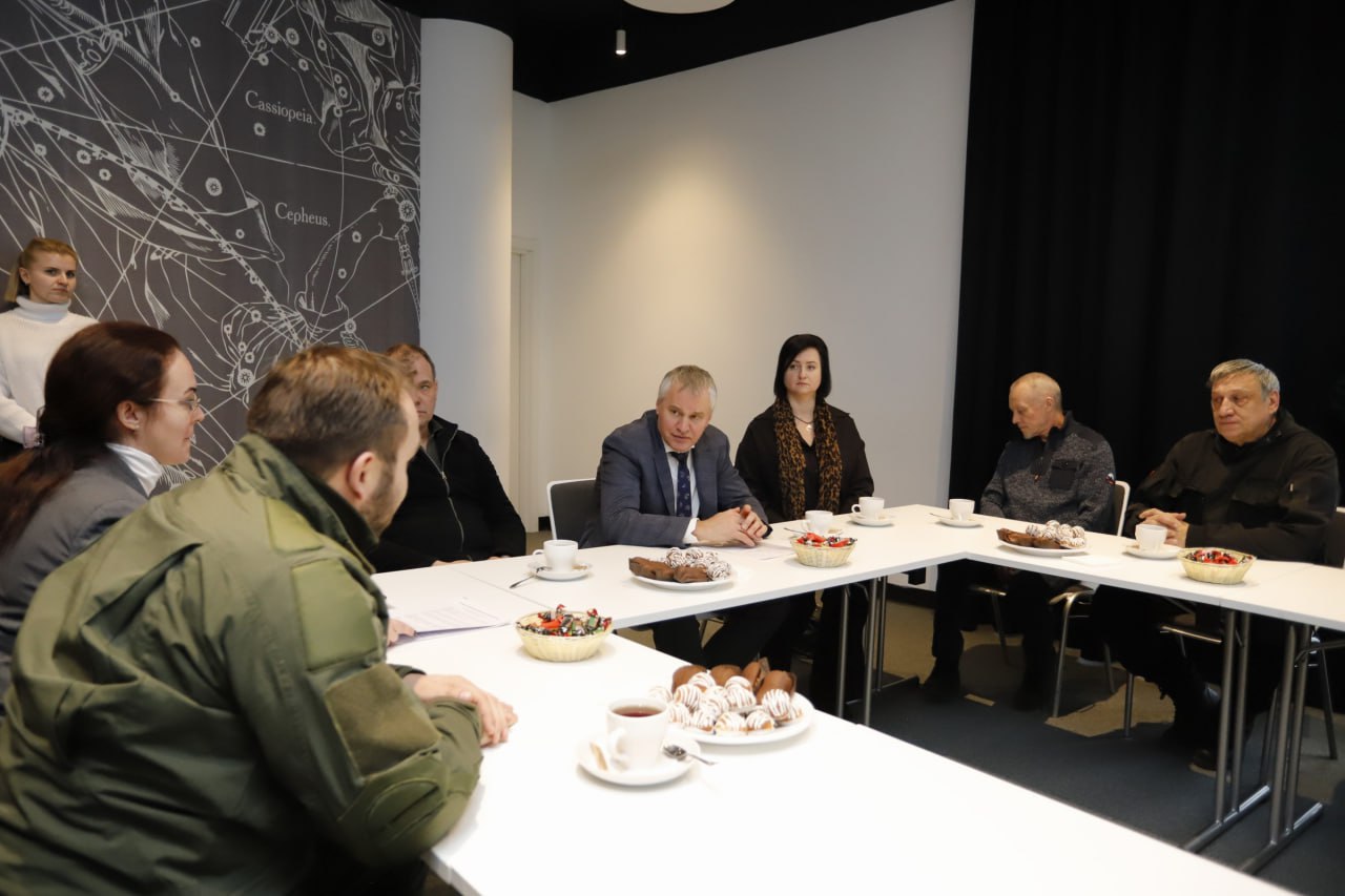 Совместно с руководителем фракции «Единая Россия» в Совете депутатов Александрой Киреевой и директором ООО «Ф-МоторСпорт» Эдуардом Мымриным пообщался с нашими бойцами, которые сейчас по разным причинам находятся в городе.