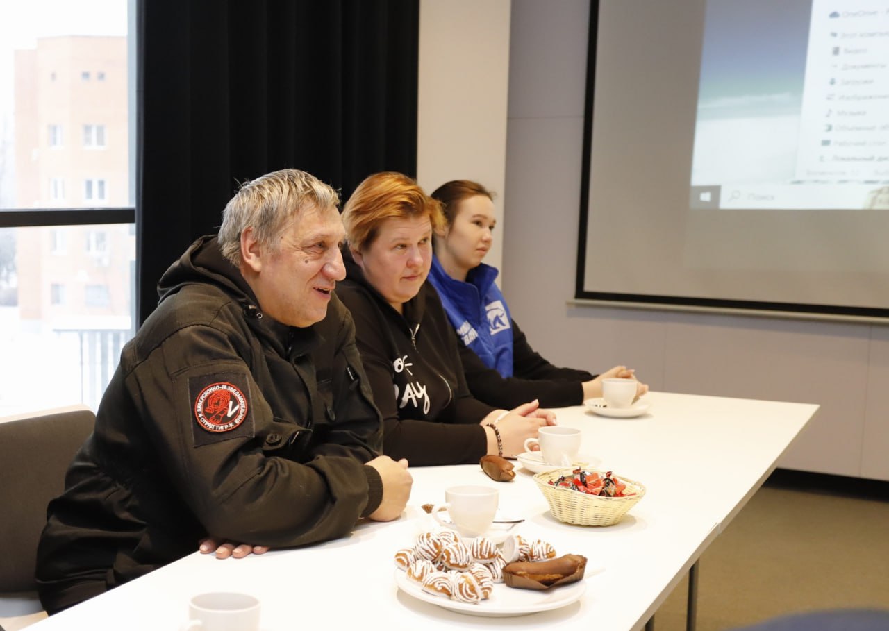 Совместно с руководителем фракции «Единая Россия» в Совете депутатов Александрой Киреевой и директором ООО «Ф-МоторСпорт» Эдуардом Мымриным пообщался с нашими бойцами, которые сейчас по разным причинам находятся в городе.