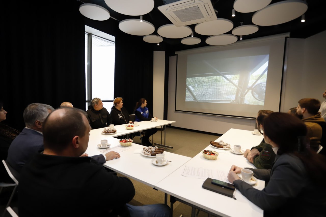 Совместно с руководителем фракции «Единая Россия» в Совете депутатов Александрой Киреевой и директором ООО «Ф-МоторСпорт» Эдуардом Мымриным пообщался с нашими бойцами, которые сейчас по разным причинам находятся в городе.