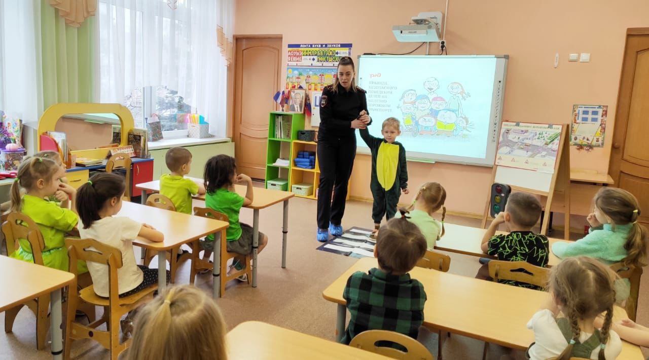 В детском саду №6 (дошкольное отделение СОШ № 1 им. героя Советского Союза И.И. Иванова г.о. Фрязино) прошла важная встреча с сотрудниками Госавтоинспекции МУ МВД России "Щелковское"!
