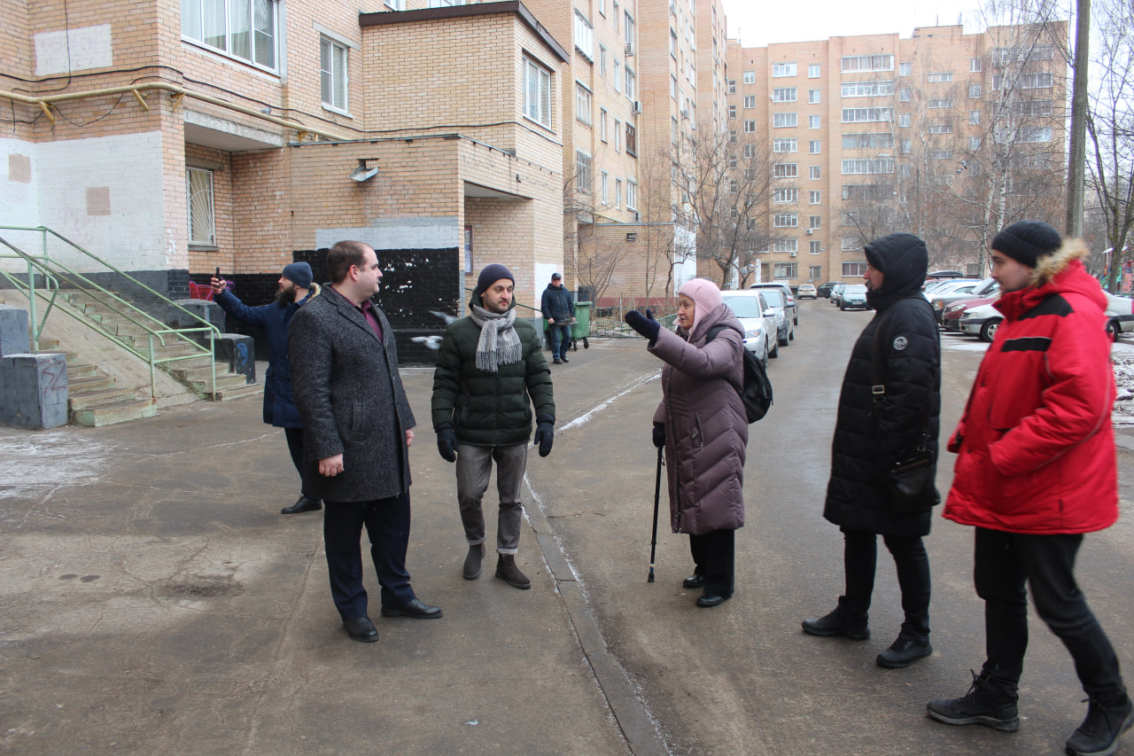 Заместитель главы городского округа Фрязино Артем Вольчак совершил сегодня обход закрепленной территории совместно с сотрудниками МБУ