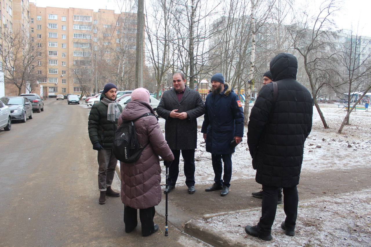 Заместитель главы городского округа Фрязино Артем Вольчак совершил сегодня обход закрепленной территории совместно с сотрудниками МБУ