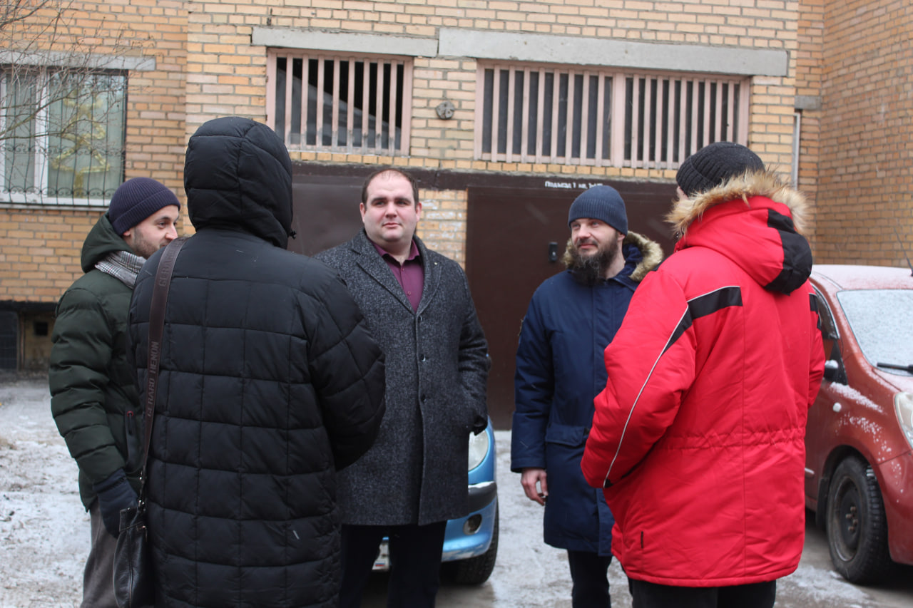 Заместитель главы городского округа Фрязино Артем Вольчак совершил сегодня обход закрепленной территории совместно с сотрудниками МБУ