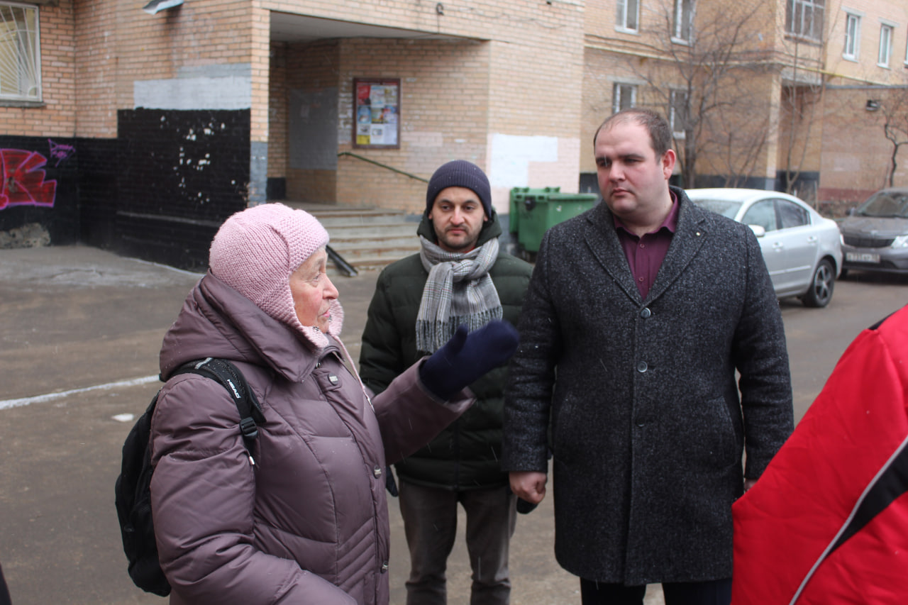 Заместитель главы городского округа Фрязино Артем Вольчак совершил сегодня обход закрепленной территории совместно с сотрудниками МБУ