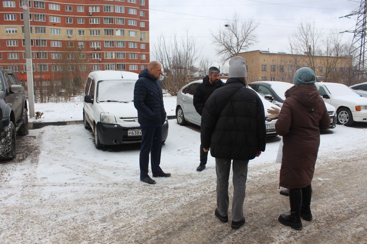 Заместитель главы городского округа Фрязино Антон Тропин совместно с депутатом городского Совета Сергеем Заком провел выездное совещание по адресу: улица Станционная, дом 7.