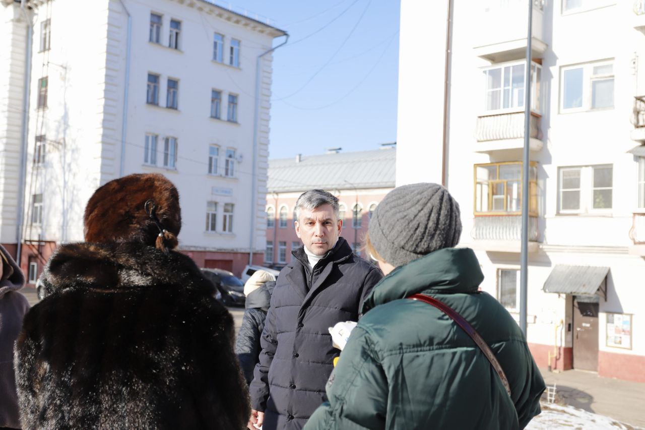 Первый заместитель главы городского округа Фрязино Нодар Бощеван провел обход территории и встретился с жителями по адресам: ул. Московская д.5, 6; ул. Институтская д.10, 12; ул. Вокзальная д.1.
