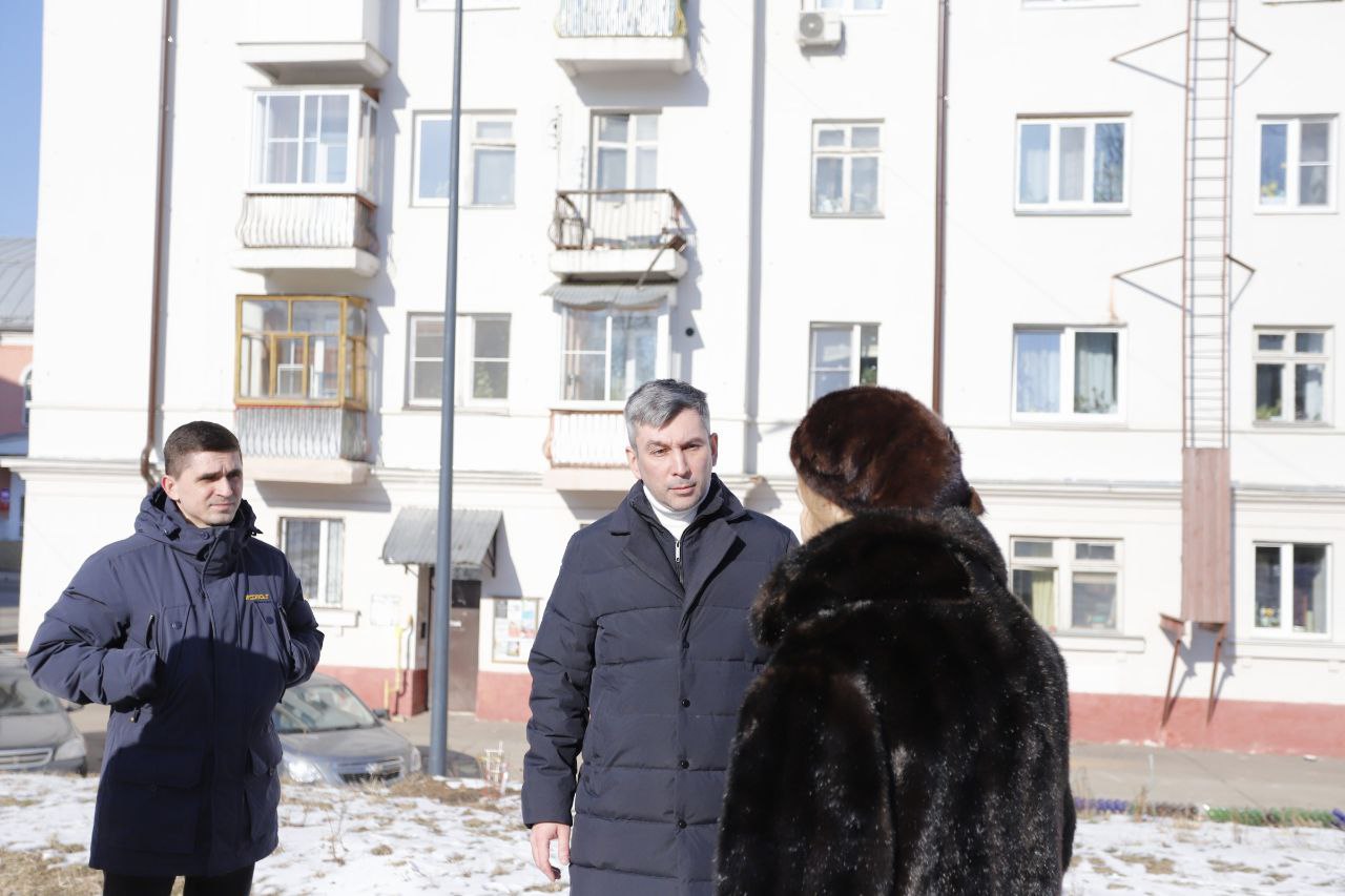 Первый заместитель главы городского округа Фрязино Нодар Бощеван провел обход территории и встретился с жителями по адресам: ул. Московская д.5, 6; ул. Институтская д.10, 12; ул. Вокзальная д.1.