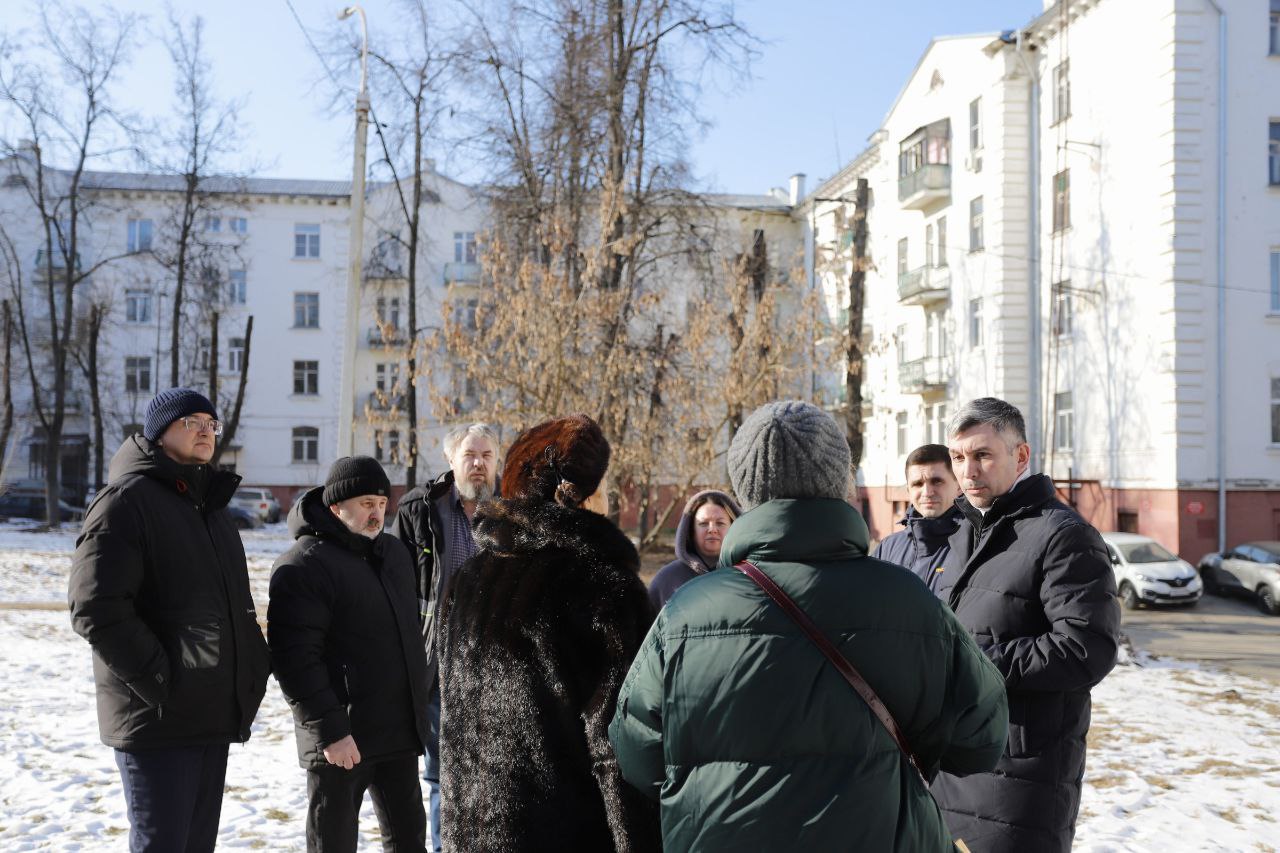 Первый заместитель главы городского округа Фрязино Нодар Бощеван провел обход территории и встретился с жителями по адресам: ул. Московская д.5, 6; ул. Институтская д.10, 12; ул. Вокзальная д.1.