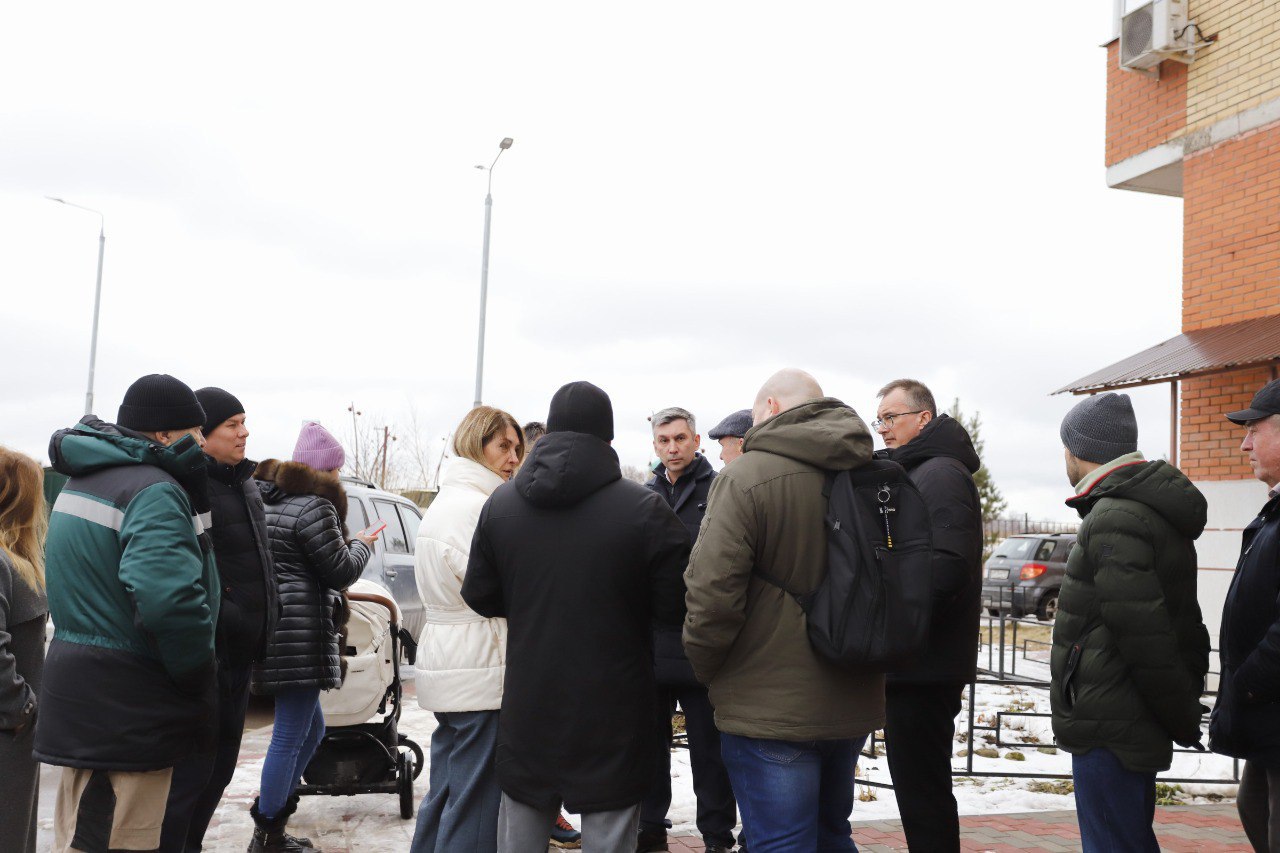 Первый заместитель главы городского округа Фрязино Нодар Бощеван провел встречу с жителями дома №3 по улице Барские пруды, чтобы обсудить проблему шума от стояка горячего водоснабжения.