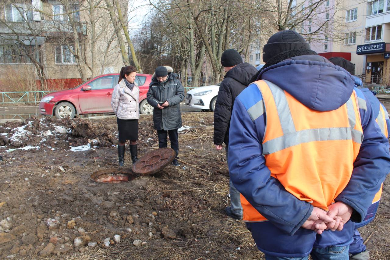 Заместитель главы городского округа Фрязино Наталия Силаева провела обход территории и встретилась с жителями улицы Чкалова.