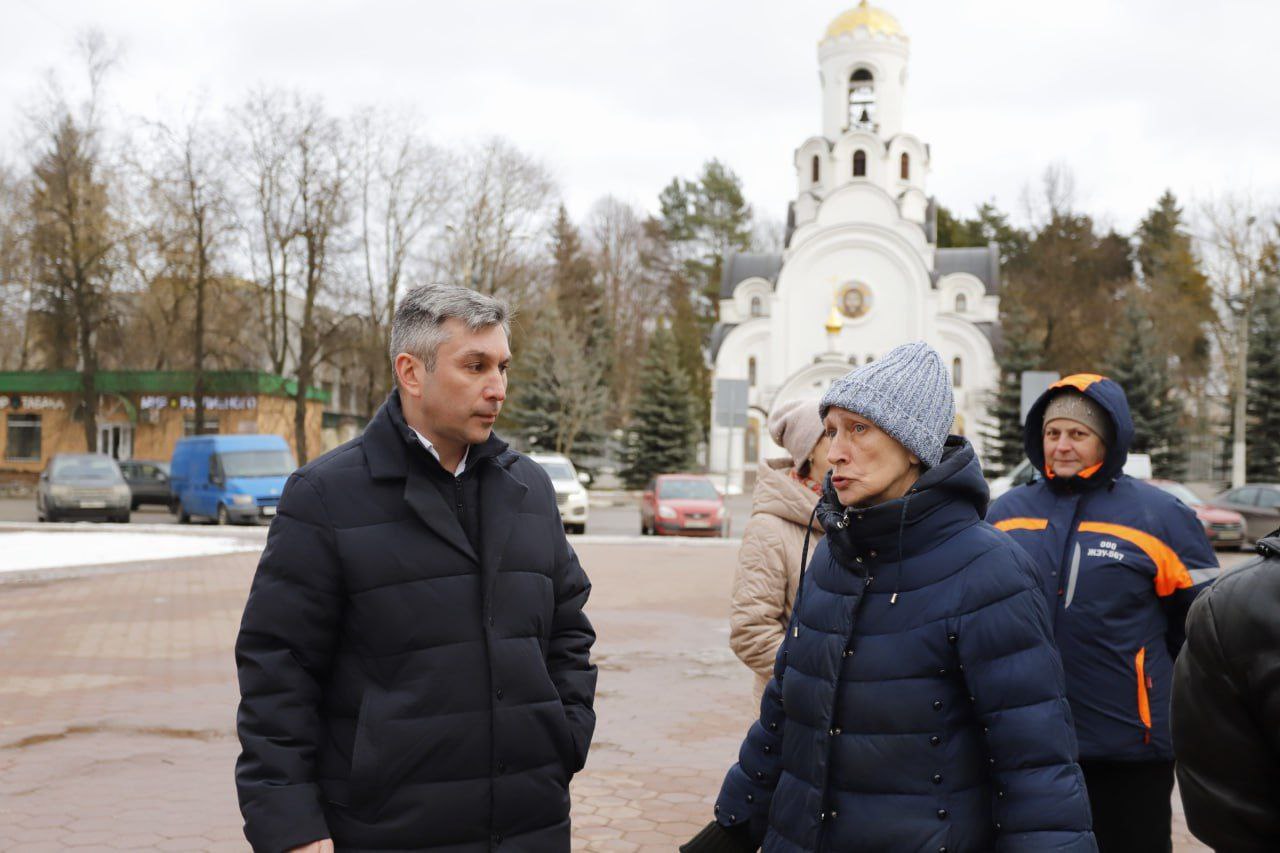 Первый заместитель главы городского округа Фрязино Нодар Бощеван проверил состояние общественных пространств и обсудил подготовку к празднованию Дня Победы.