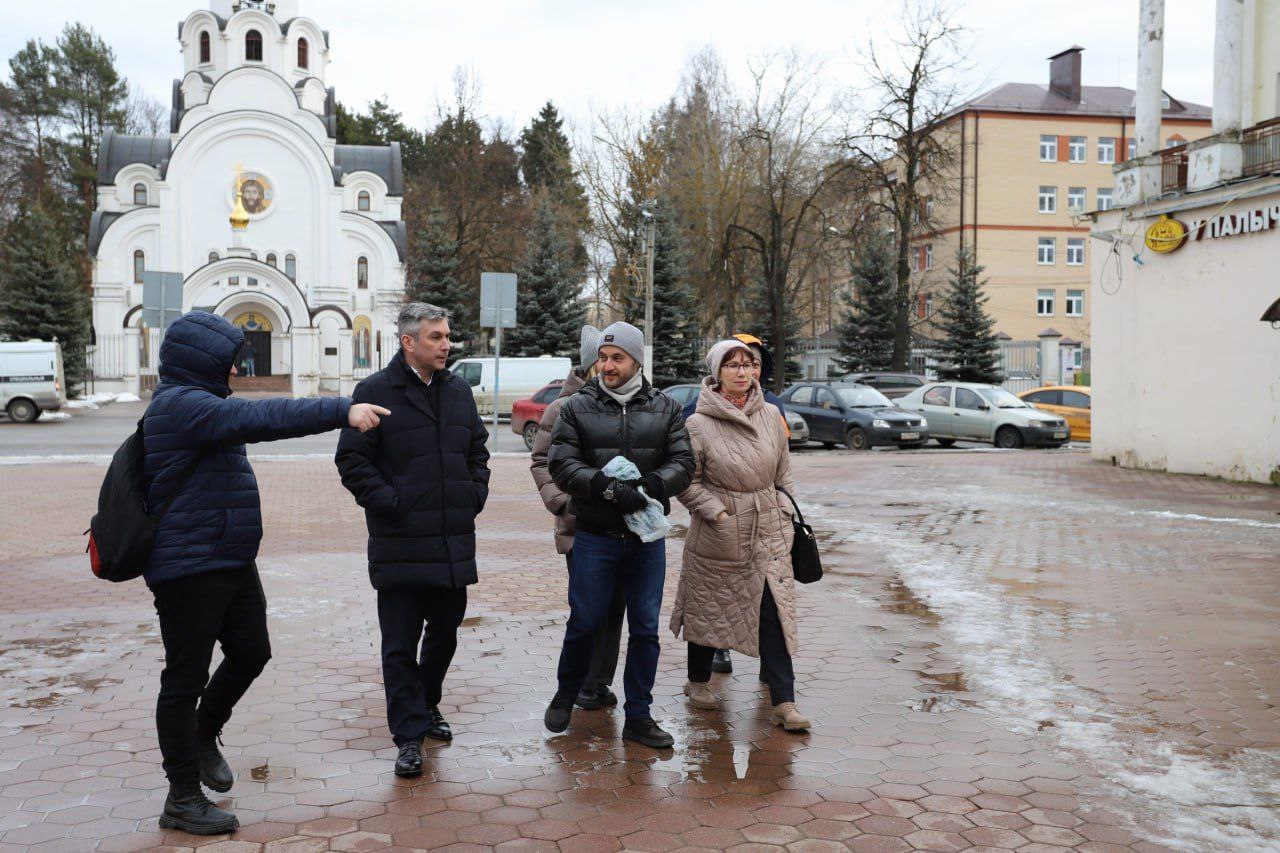 Первый заместитель главы городского округа Фрязино Нодар Бощеван проверил состояние общественных пространств и обсудил подготовку к празднованию Дня Победы.