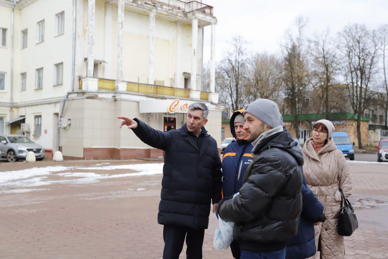 Первый заместитель главы городского округа Фрязино Нодар Бощеван проверил состояние общественных пространств и обсудил подготовку к празднованию Дня Победы.