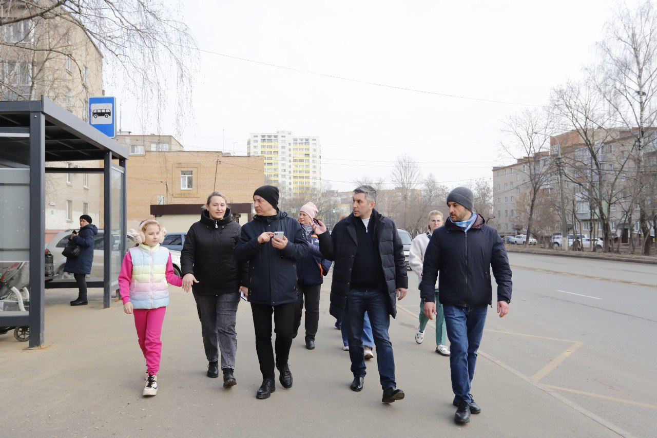 Первый заместитель главы городского округа Фрязино Нодар Бощеван в рамках обхода территории встретился с жителями домов № 8 по улице Центральная и № 2, 2а, 4 по улице Советская.