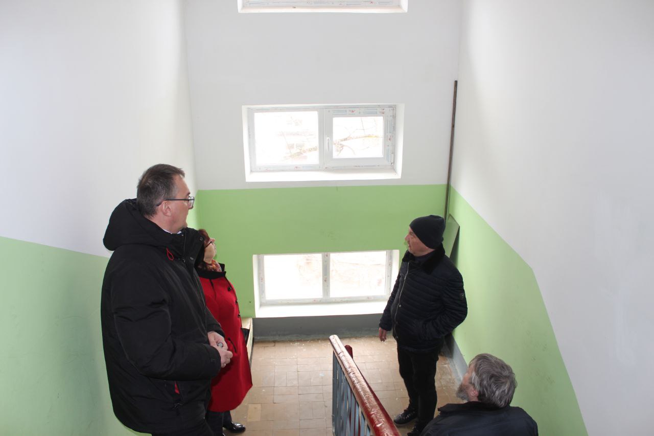 Начальник управления ЖКХ городского округа Фрязино Олег Фрибус вместе с коллегами и представителями управляющей компании встретился с жителями дома № 27 по улице Вокзальной.