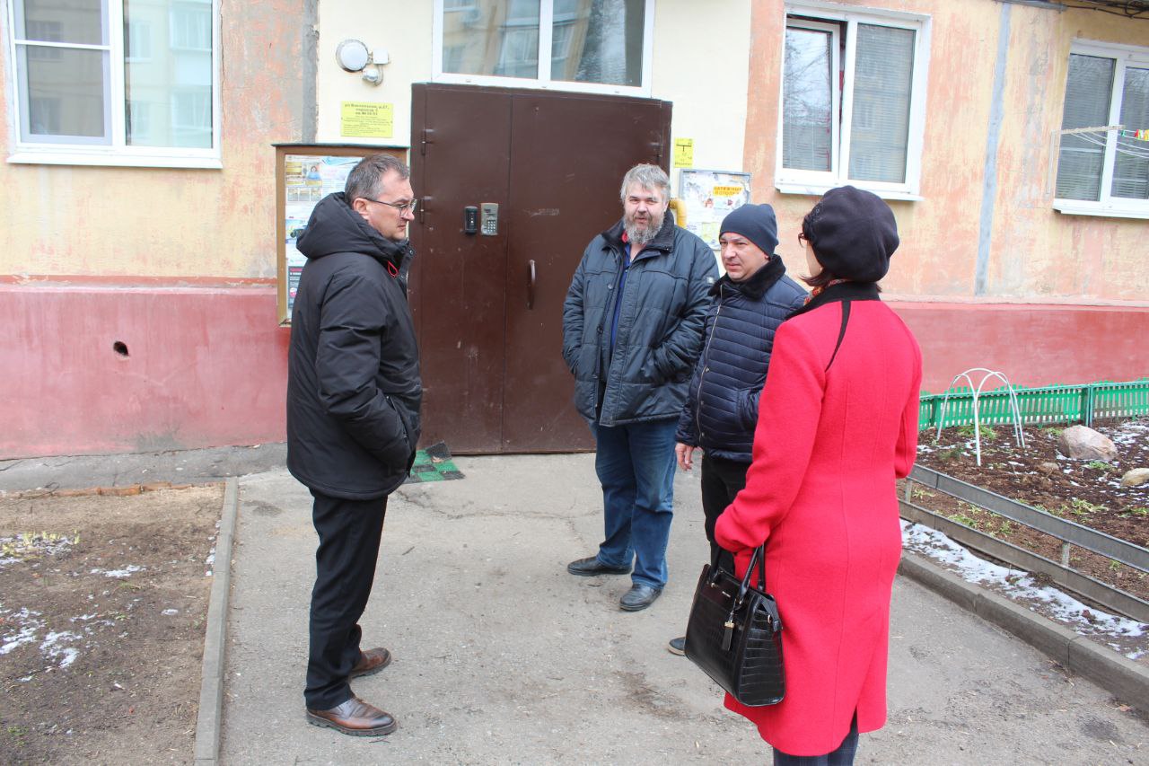 Начальник управления ЖКХ городского округа Фрязино Олег Фрибус вместе с коллегами и представителями управляющей компании встретился с жителями дома № 27 по улице Вокзальной.
