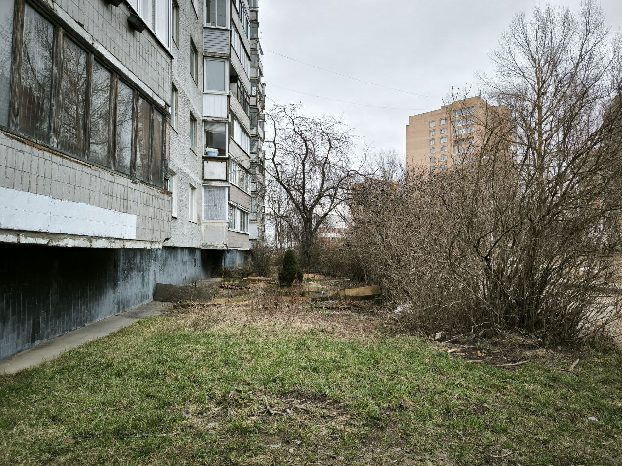 Заместитель главы городского округа Фрязино Артем Вольчак провел обход закрепленной территории по адресу ул. 60 лет СССР, д. 5, чтобы проверить качество работы коммунальных служб