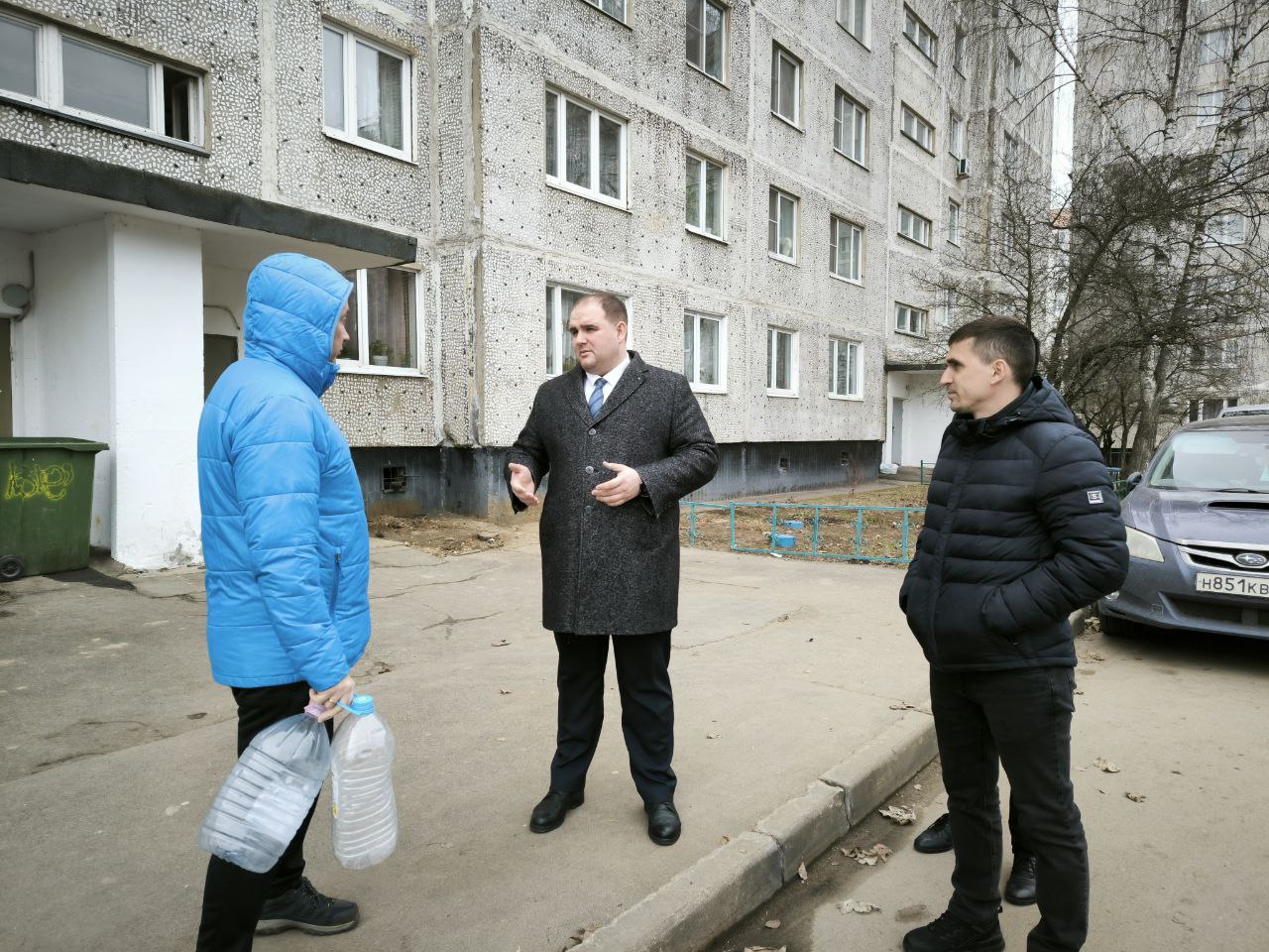 Заместитель главы городского округа Фрязино Артем Вольчак провел обход закрепленной территории по адресу ул. 60 лет СССР, д. 5, чтобы проверить качество работы коммунальных служб