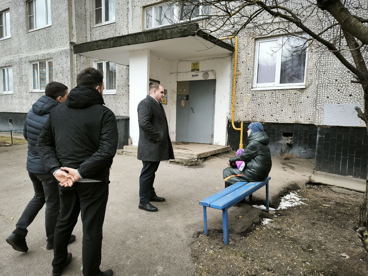 Заместитель главы городского округа Фрязино Артем Вольчак провел обход закрепленной территории по адресу ул. 60 лет СССР, д. 5, чтобы проверить качество работы коммунальных служб