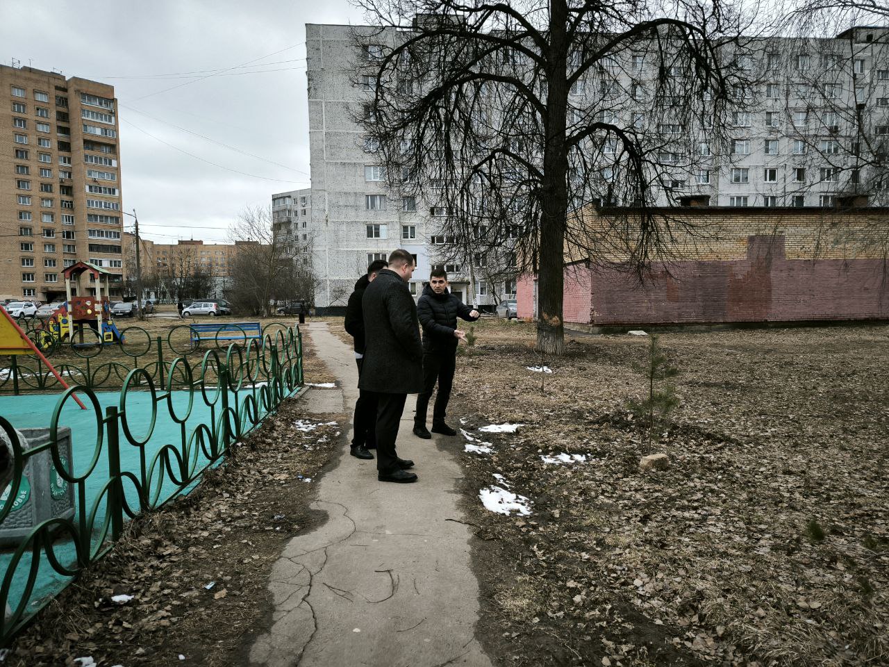 Заместитель главы городского округа Фрязино Артем Вольчак провел обход закрепленной территории по адресу ул. 60 лет СССР, д. 5, чтобы проверить качество работы коммунальных служб