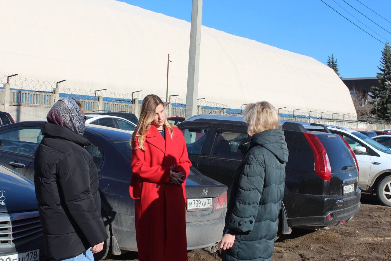 Наталия Князева, заместитель главы городского округа Фрязино, встретилась с жителями для обсуждения вопроса благоустройства парковки.