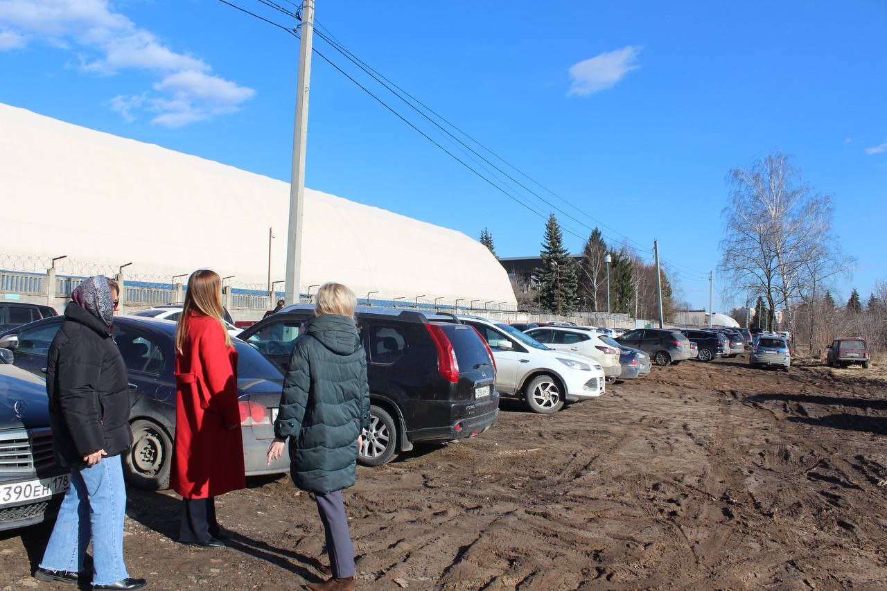 Наталия Князева, заместитель главы городского округа Фрязино, встретилась с жителями для обсуждения вопроса благоустройства парковки.