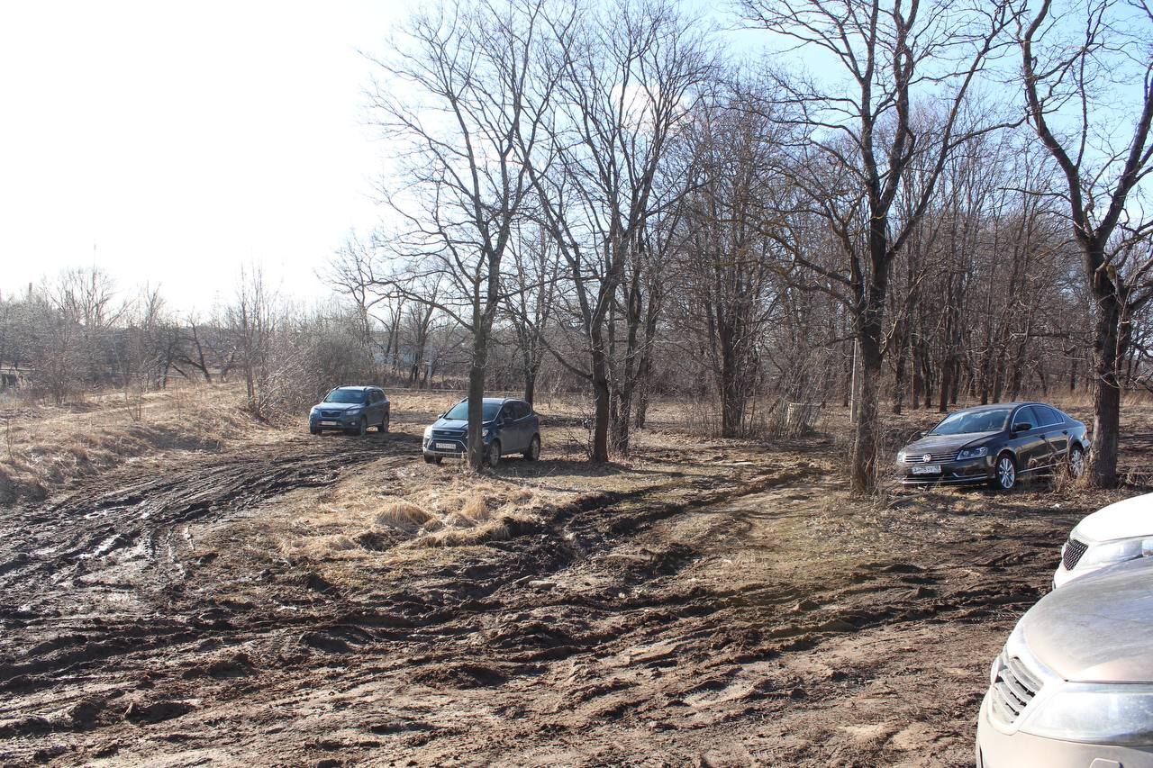 Наталия Князева, заместитель главы городского округа Фрязино, встретилась с жителями для обсуждения вопроса благоустройства парковки.