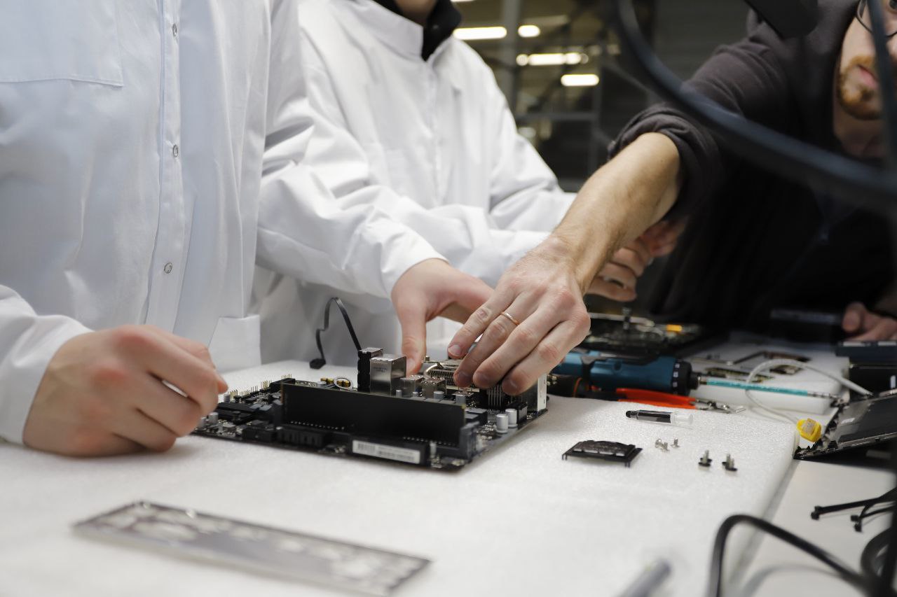 Школьники Наукограда погрузились в мир высоких технологий: экскурсия на завод «Инферит»