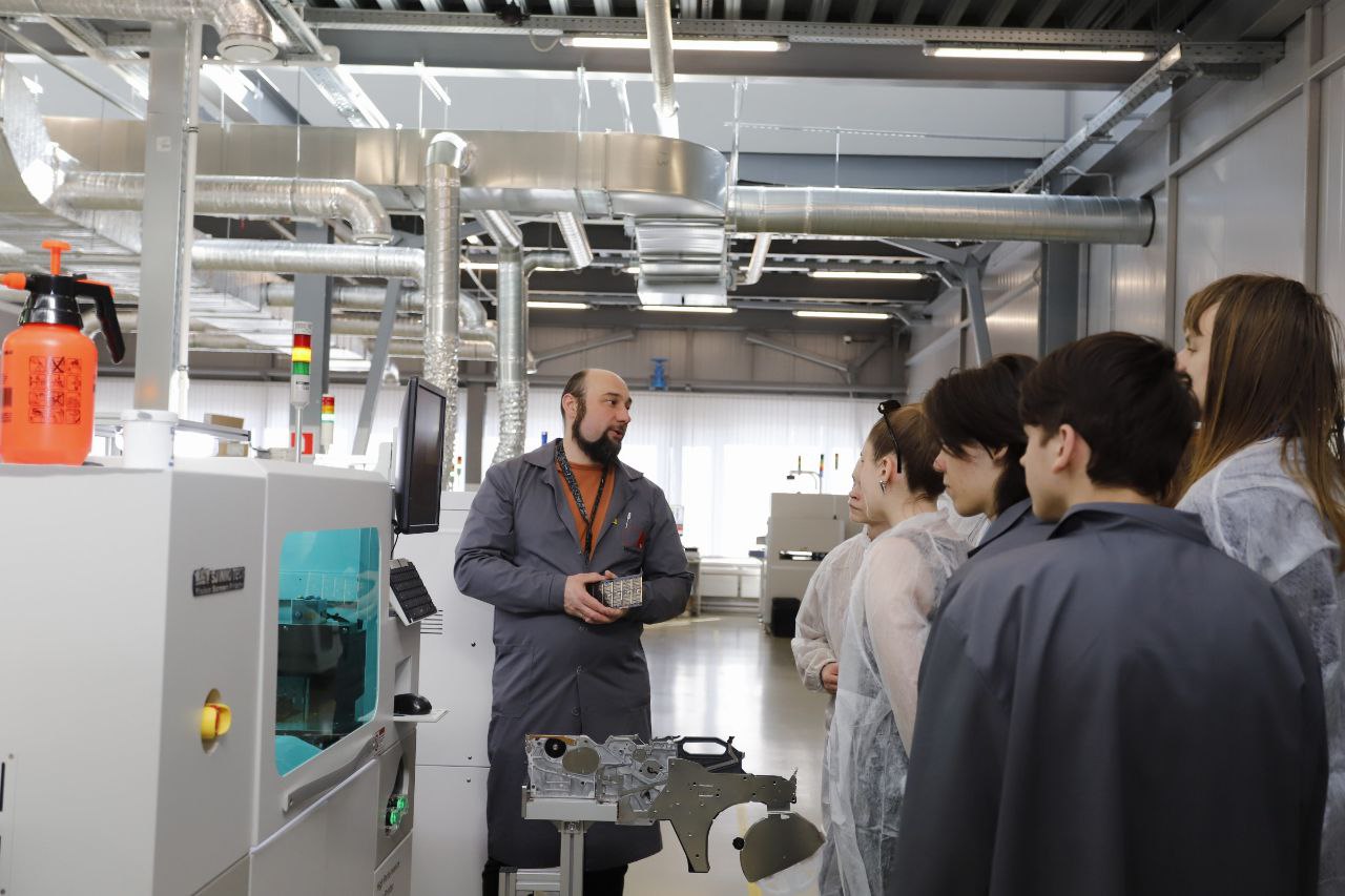 Школьники Наукограда погрузились в мир высоких технологий: экскурсия на завод «Инферит»