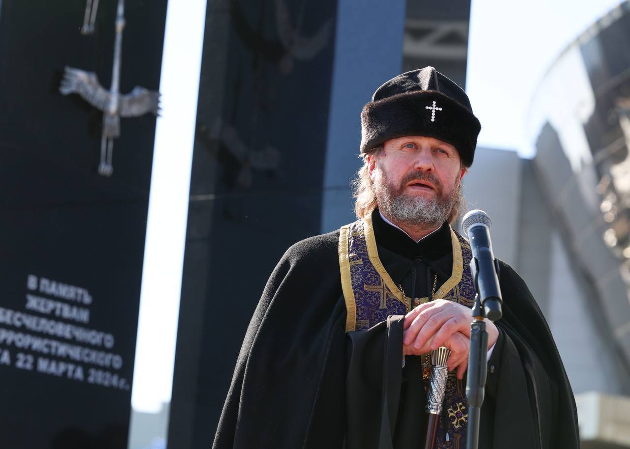 У стен Крокуса открыли мемориал в память о жертвах теракта 22 марта 2024.