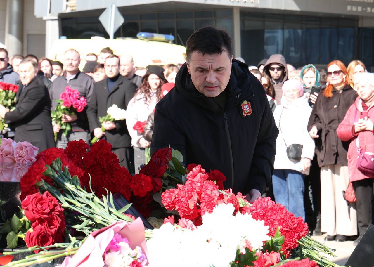 У стен Крокуса открыли мемориал в память о жертвах теракта 22 марта 2024.