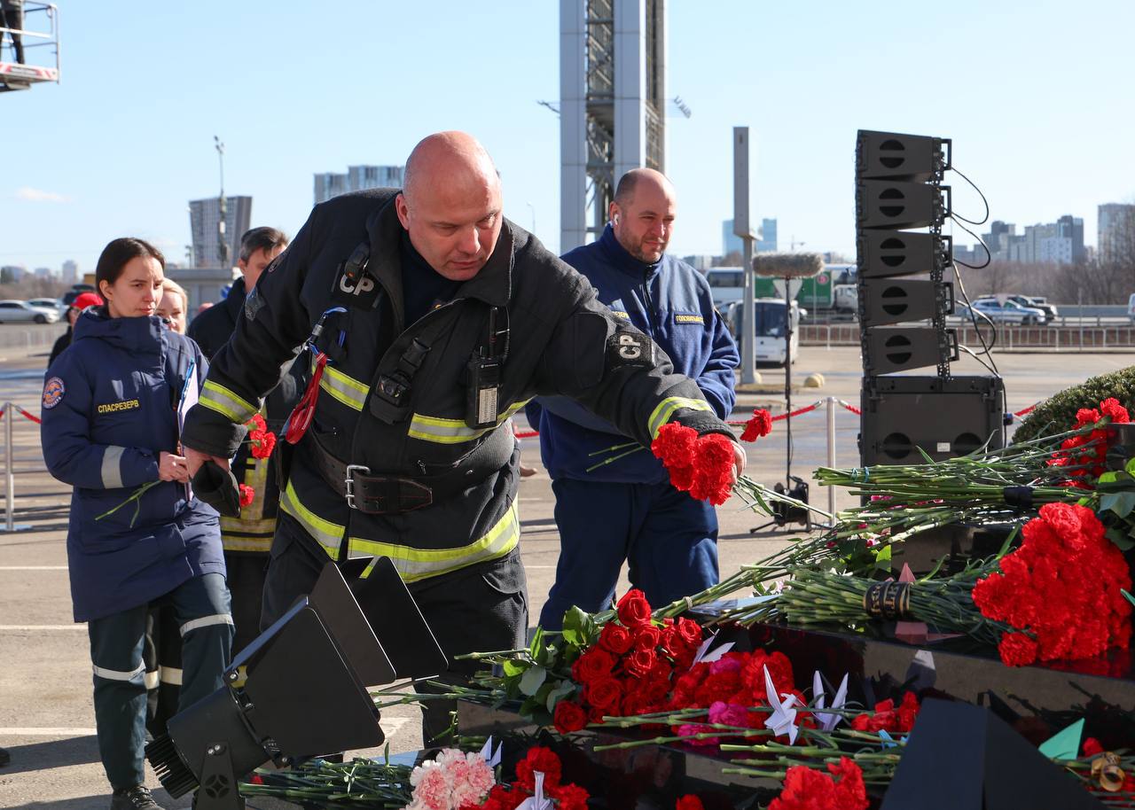У стен Крокуса открыли мемориал в память о жертвах теракта 22 марта 2024.