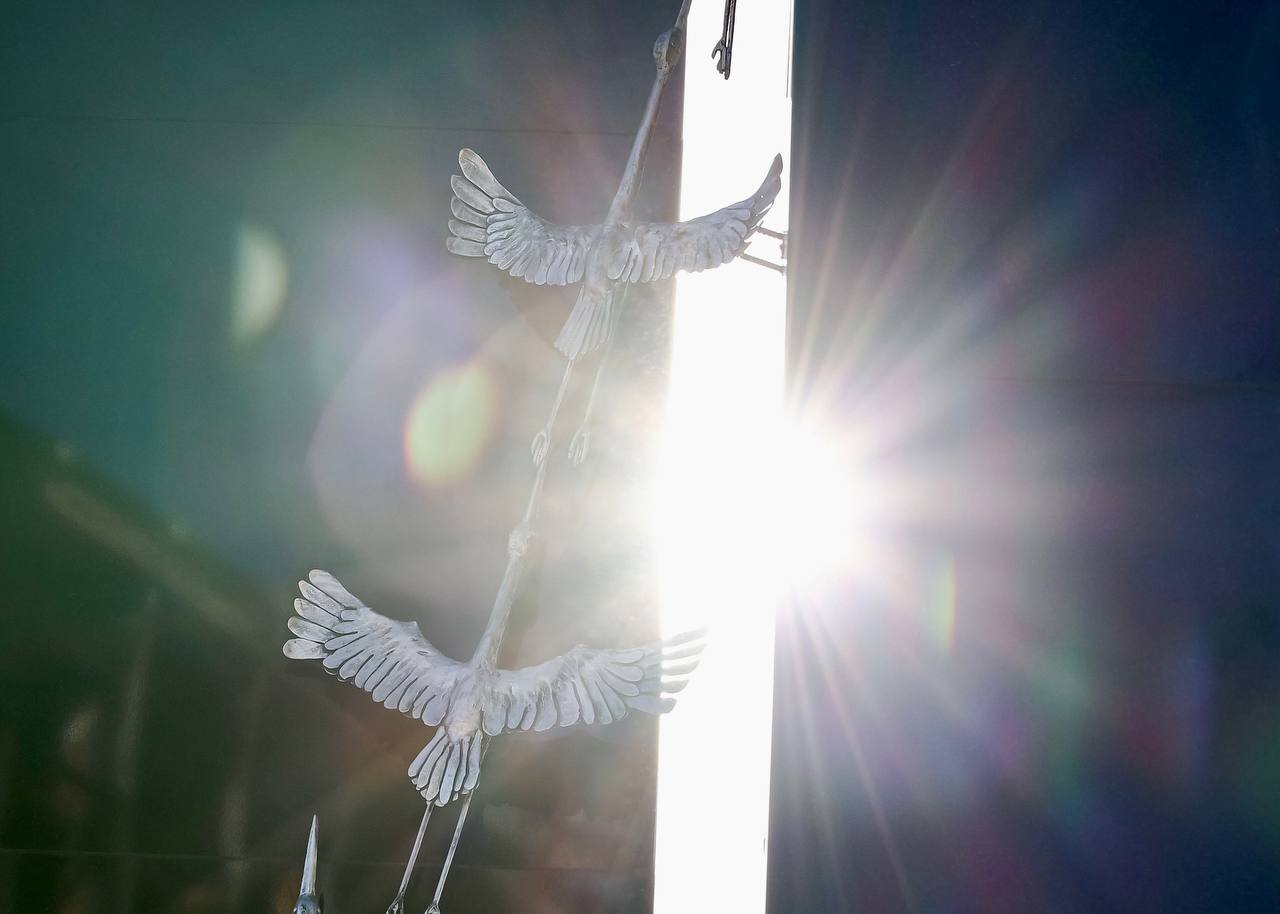 У стен Крокуса открыли мемориал в память о жертвах теракта 22 марта 2024.