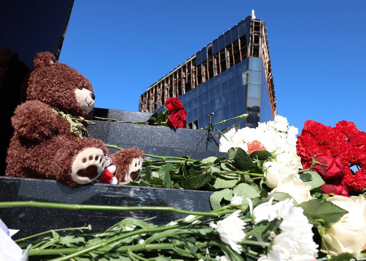 У стен Крокуса открыли мемориал в память о жертвах теракта 22 марта 2024.