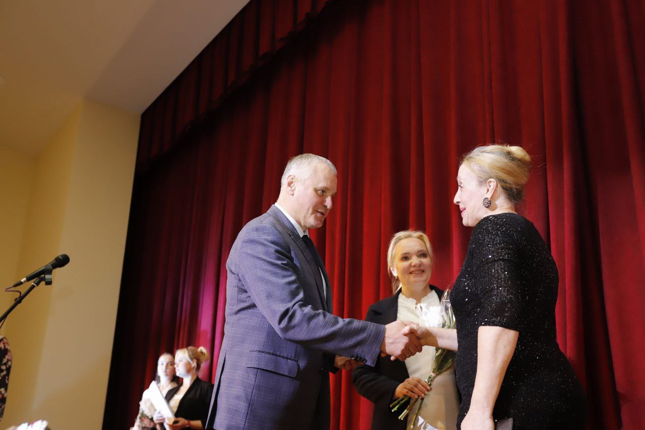 В День работника культуры, в нашей школе искусств прошел праздничный концерт в исполнении ансамбля солистов «Эйфория» Московской областной филармонии. 