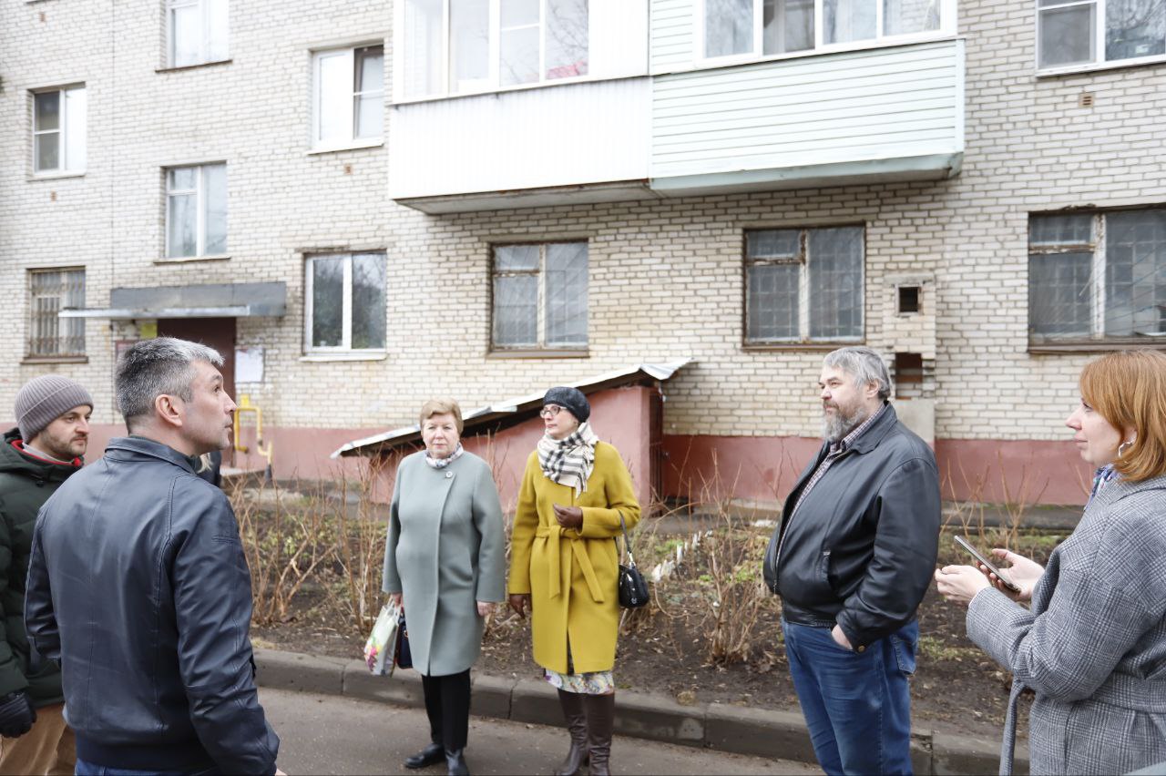 Первый заместитель главы городского округа Фрязино Нодар Бощеван в рамках традиционного обхода территории проверил содержание дворовой территории у дома №10 по улице Центральной.