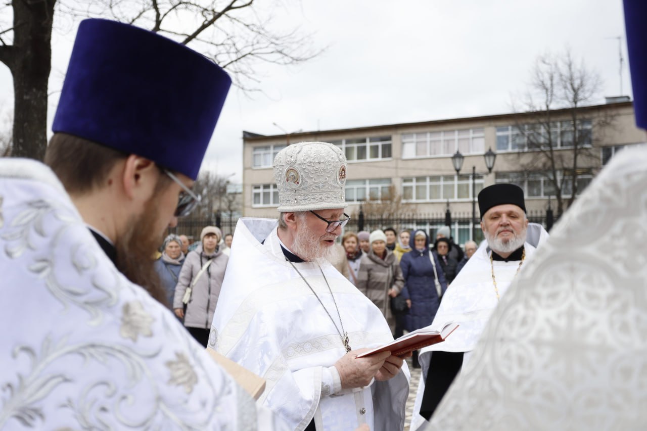 В нашем Храме Иконы Божией Матери «Державная» произошло особенное событие — сегодня была освящена звонница с колоколами