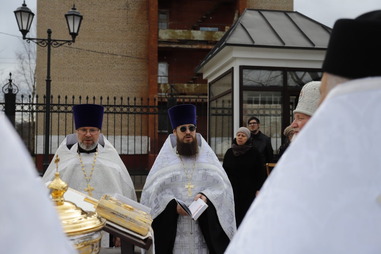 В нашем Храме Иконы Божией Матери «Державная» произошло особенное событие — сегодня была освящена звонница с колоколами