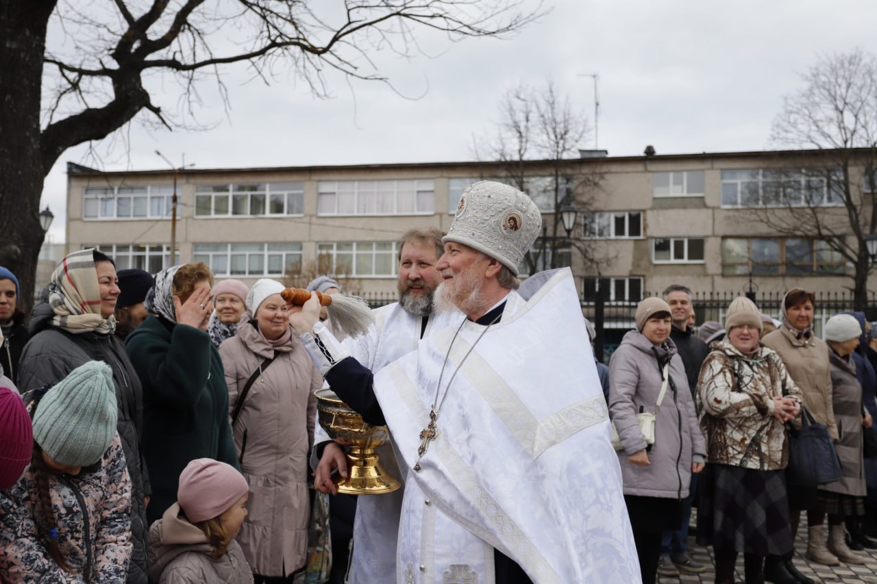 В нашем Храме Иконы Божией Матери «Державная» произошло особенное событие — сегодня была освящена звонница с колоколами