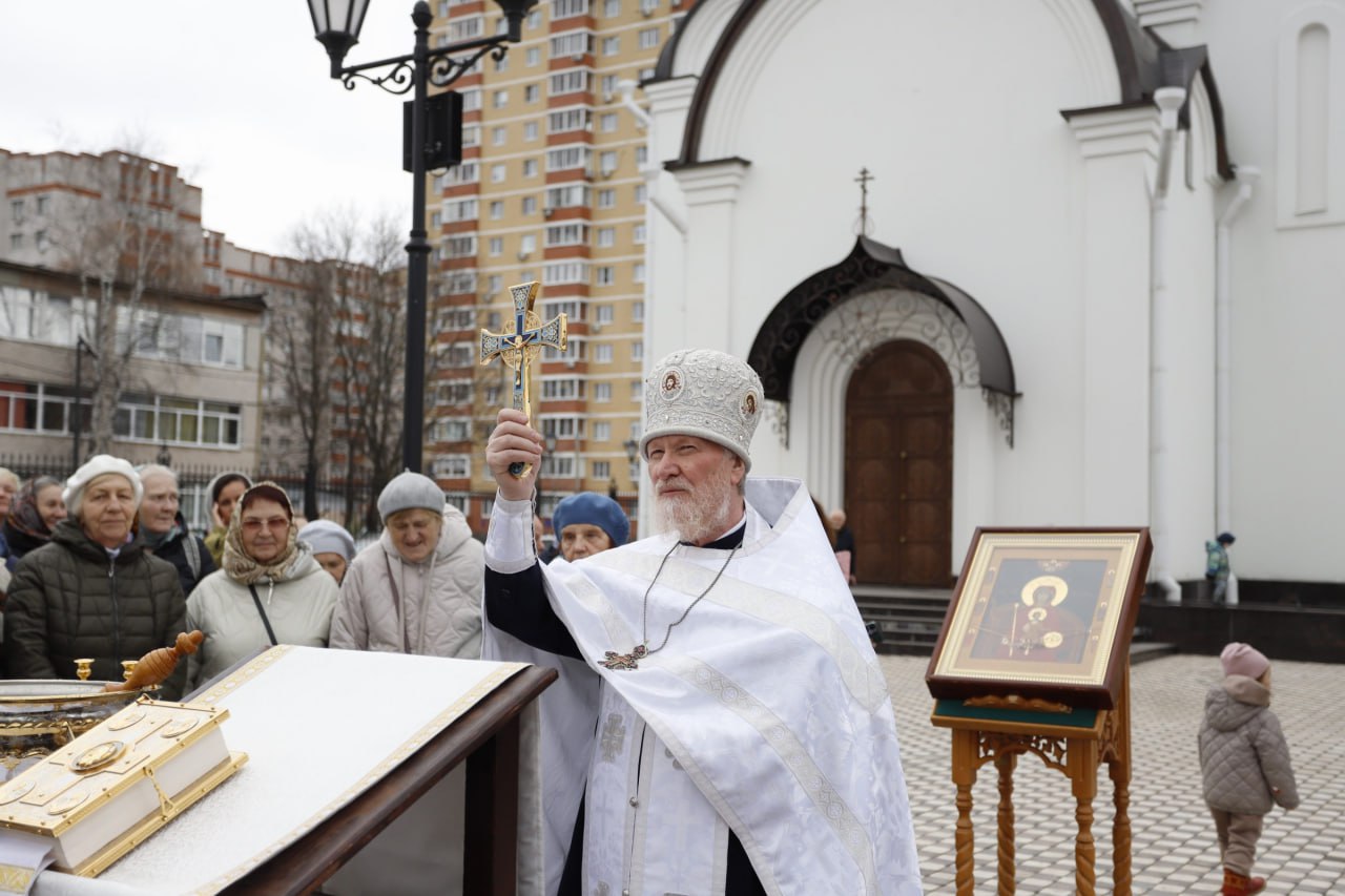 В нашем Храме Иконы Божией Матери «Державная» произошло особенное событие — сегодня была освящена звонница с колоколами