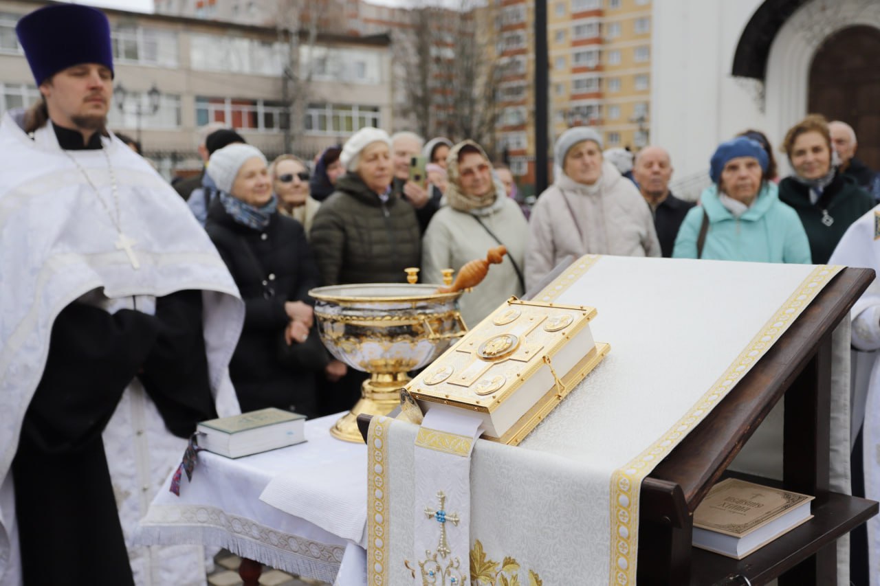 В нашем Храме Иконы Божией Матери «Державная» произошло особенное событие — сегодня была освящена звонница с колоколами
