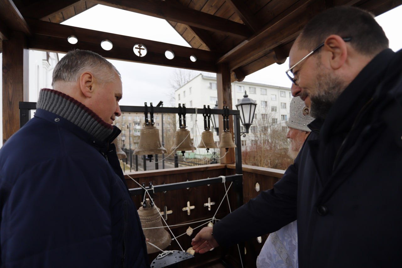 В нашем Храме Иконы Божией Матери «Державная» произошло особенное событие — сегодня была освящена звонница с колоколами