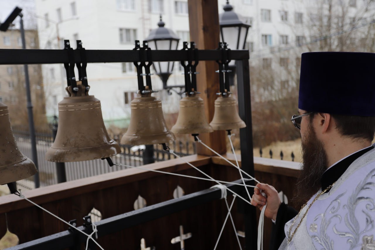 В нашем Храме Иконы Божией Матери «Державная» произошло особенное событие — сегодня была освящена звонница с колоколами