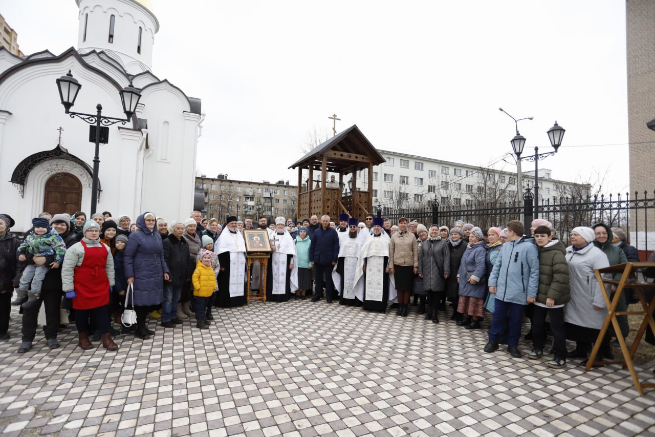В нашем Храме Иконы Божией Матери «Державная» произошло особенное событие — сегодня была освящена звонница с колоколами
