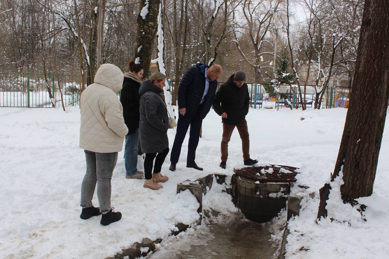 Заместитель главы городского округа Фрязино Антон Михайлович Тропин провел встречу с жителями дома №16 по улице Полевой в рамках традиционного обхода территорий