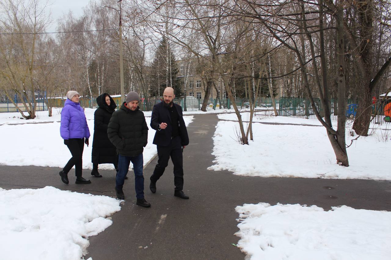 Начальник управления благоустройства, дорог и транспорта городского округа Фрязино Павел Никишкин совместно с представителями МБУ "Городское хозяйство" провел встречу с жителями домов №3 и №5 по улице Полевой в рамках традиционного обхода территорий