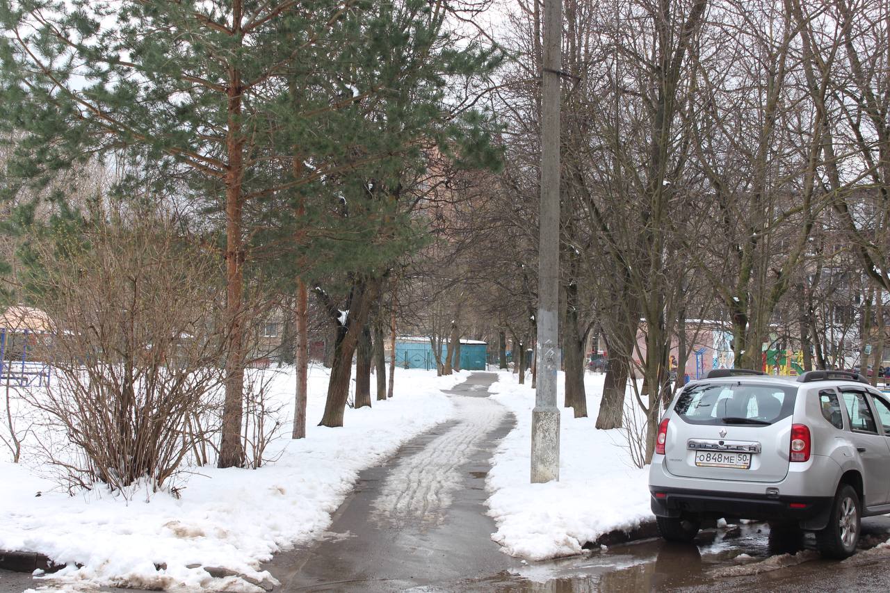 Начальник управления благоустройства, дорог и транспорта городского округа Фрязино Павел Никишкин совместно с представителями МБУ "Городское хозяйство" провел встречу с жителями домов №3 и №5 по улице Полевой в рамках традиционного обхода территорий